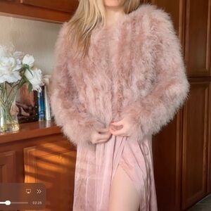 💗Bloomingdale’s Genuine Turkey Feather Fur Jacket in Rose 🍸
